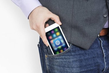 Smartphone cebine koyarak işadamı