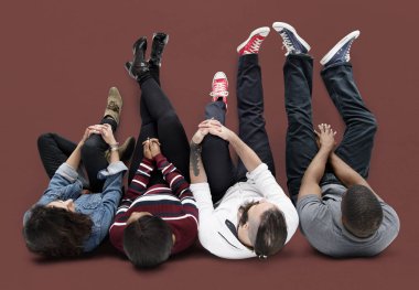 katta oturan insanlar 