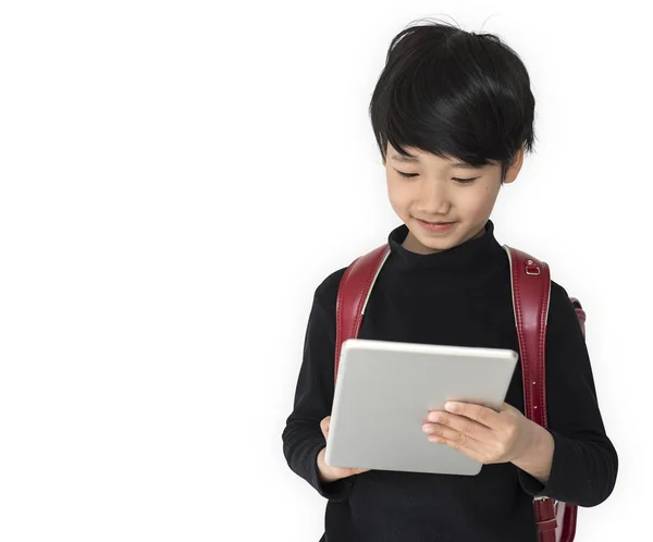 Asiatico scuola ragazzo con digitale tablet — Foto Stock