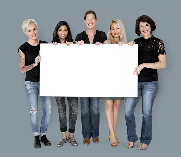 Mujeres sosteniendo banner en blanco de papel — Foto de Stock