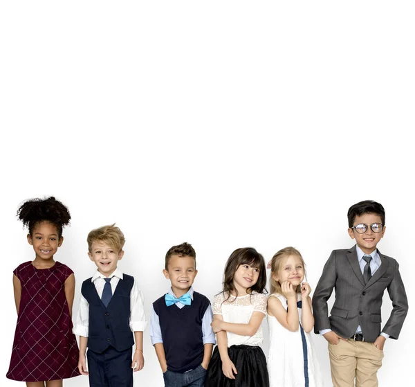Дети, стоящие в ряду — стоковое фото