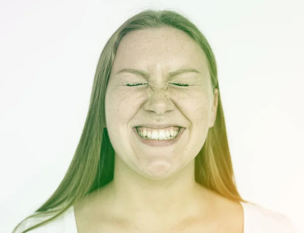 白人女性の笑みを浮かべてください。 — ストック写真