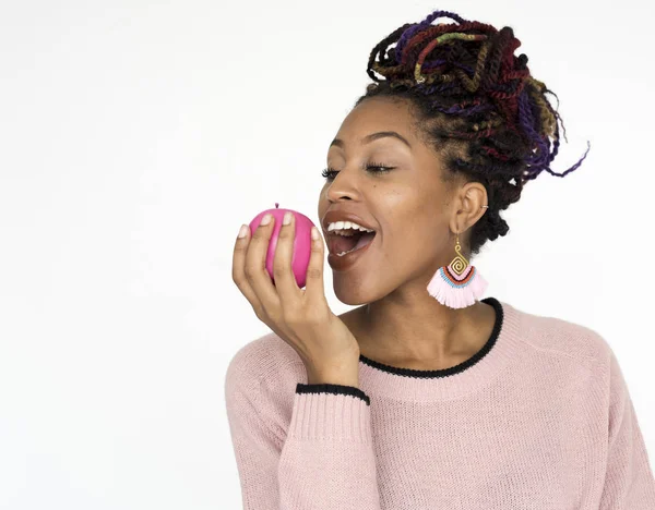 Mujer comiendo manzana rosa — Foto de Stock