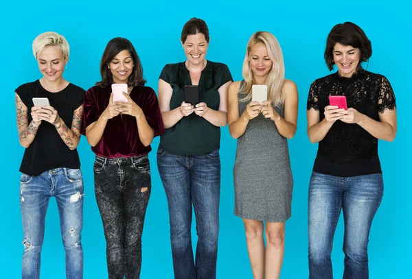 Usmívající se ženy, které užívají smartphone — Stock fotografie