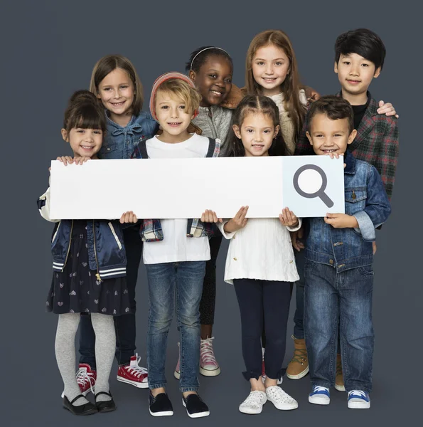 Niños sosteniendo marco de barra de búsqueda —  Fotos de Stock