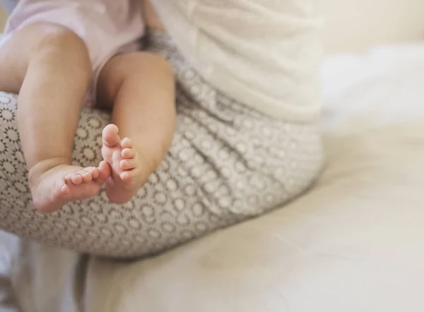 Piernas pequeñas del bebé recién nacido — Foto de Stock