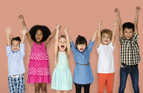 Niños tomados de la mano —  Fotos de Stock