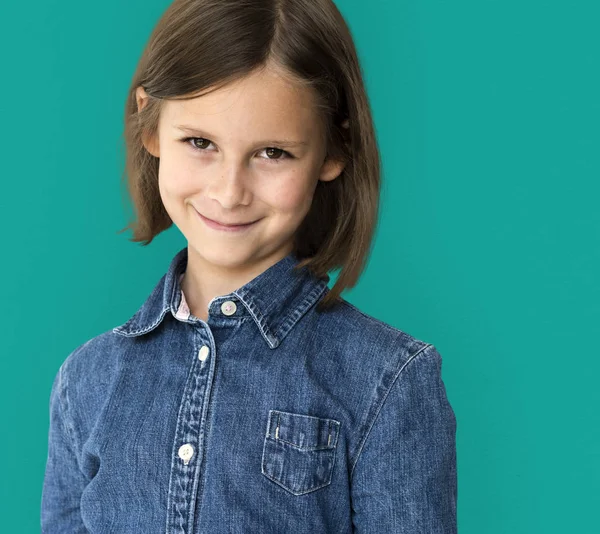 Kleine meisje dragen jeans overhemd — Stockfoto