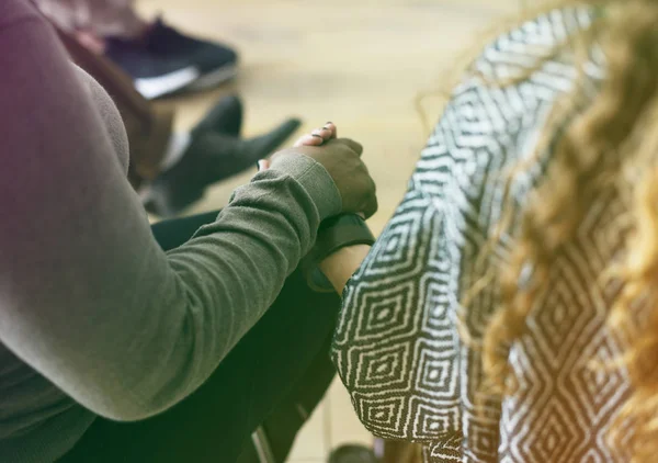 Persone sedute su sedie e che si tengono per mano — Foto Stock