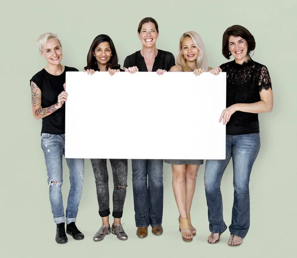 Mujeres sosteniendo banner en blanco de papel — Foto de Stock