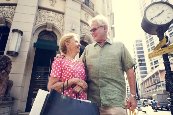 Seniorenpaar kauft gemeinsam ein — Stockfoto