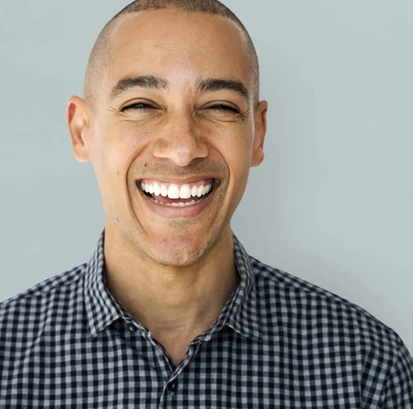 Gemengde ras man glimlachend — Stockfoto