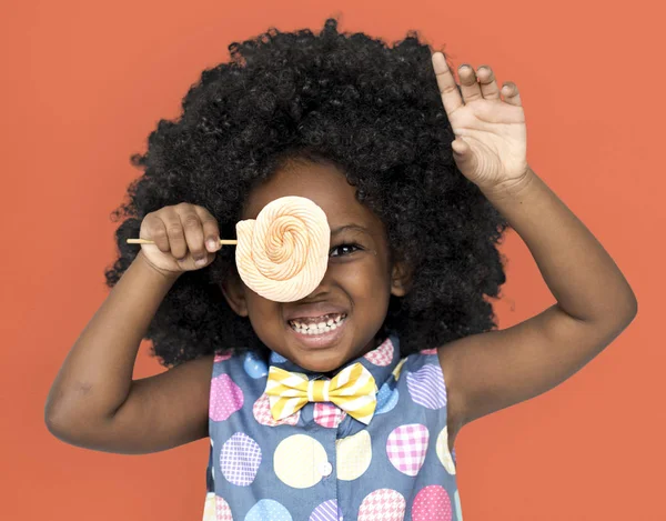 Afro-Amerikaanse meisje eten lollipop — Stockfoto