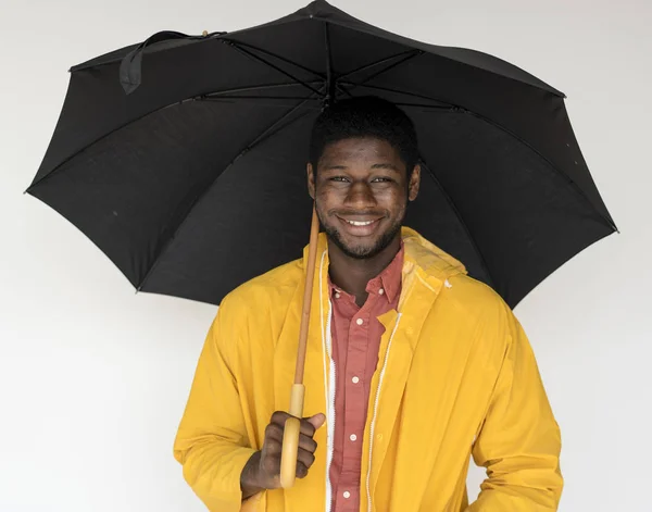 Homem segurando guarda-chuva — Fotografia de Stock