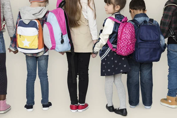 Kinder stehen mit Rucksäcken — Stockfoto