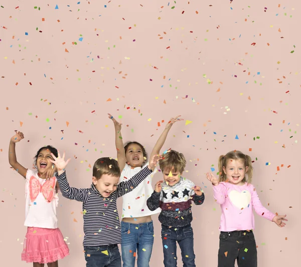 Crianças felizes jogando confete — Fotografia de Stock