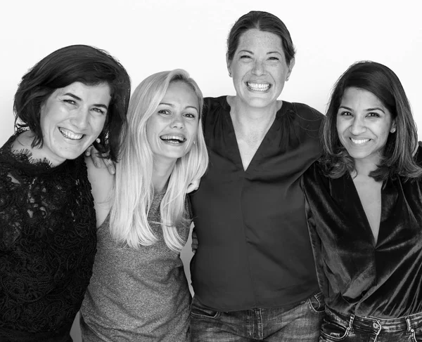 Quattro donne diversità si stringono — Foto Stock