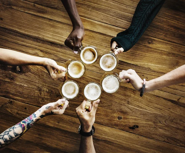 Händer som håller kaffe koppar — Stockfoto