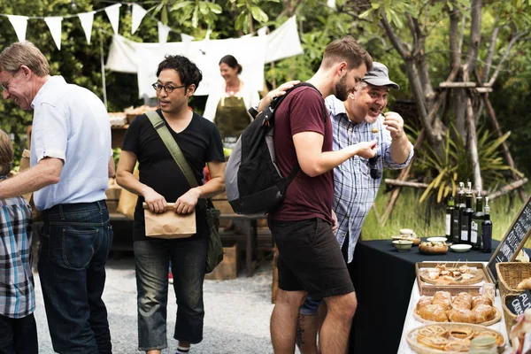 People at local food festival — Stock Photo, Image