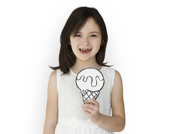 Menina sorridente com sorvete de papel — Fotografia de Stock