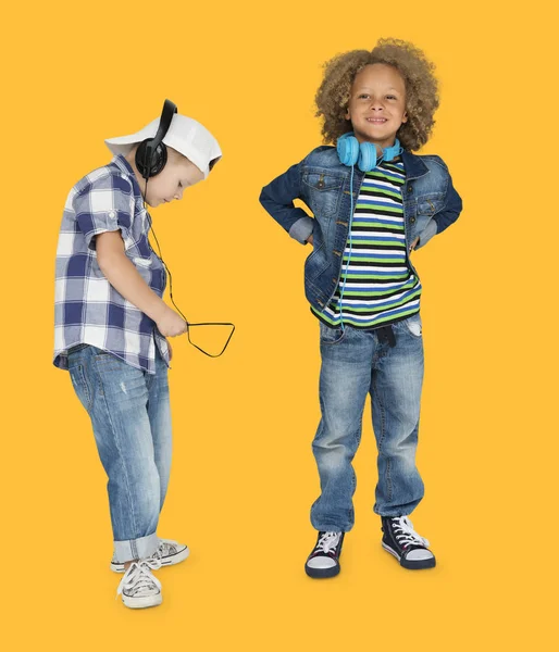Meninos multiculturais em fones de ouvido — Fotografia de Stock