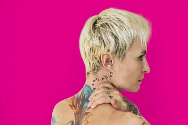Mujer rubia tatuada —  Fotos de Stock