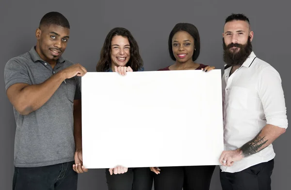 Jovens segurando cartaz — Fotografia de Stock