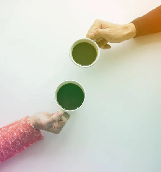 Handen met koffie Cups — Stockfoto