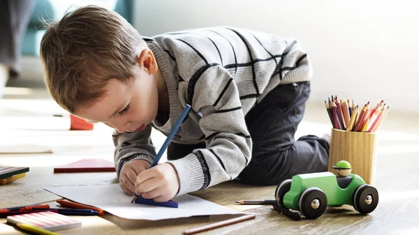 Niño pequeño dibujo en papel de álbum —  Fotos de Stock