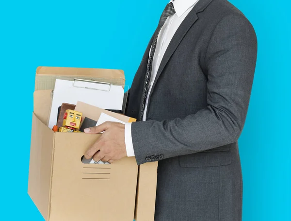 ビジネスの男性保持ボックス オフィス用品と — ストック写真