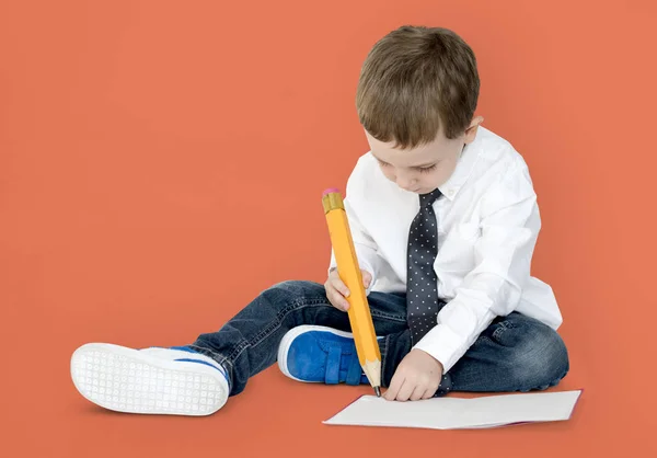 Jongetje studio schriftelijk — Stockfoto