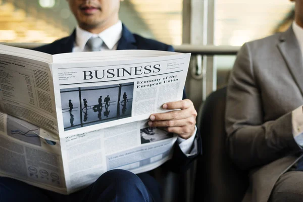 Business män läser tidningen — Stockfoto