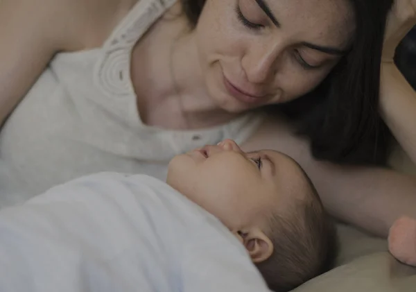 Madre prendersi cura del bambino — Foto Stock