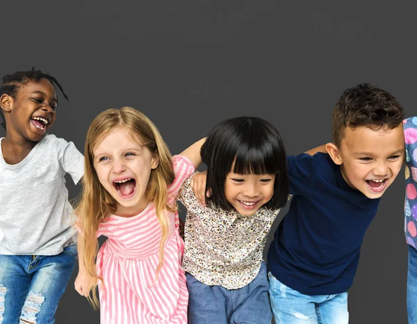 Niños multiétnicos riendo — Foto de Stock