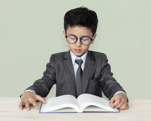 Jongen lezen boek — Stockfoto