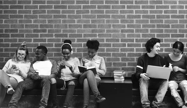 Studenti seduti in strada — Foto Stock