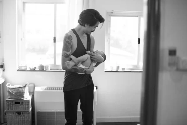 Άντρας που κρατά νεογέννητο μωρό — Φωτογραφία Αρχείου