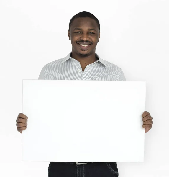 Sorrindo homem segurando banner em branco — Fotografia de Stock