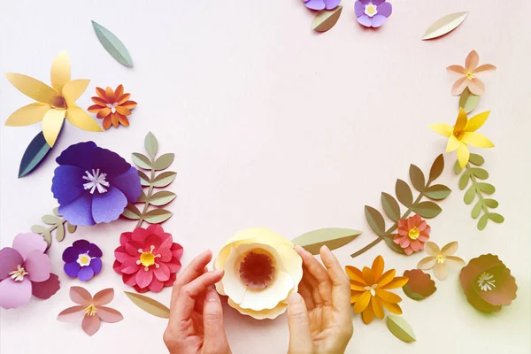 Papier ambachtelijke bloemen en menselijke handen — Stockfoto