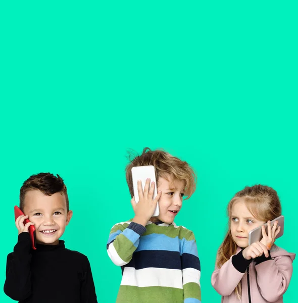 Gyerek beszélnek a telefonok — Stock Fotó