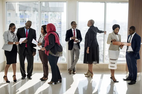 Pessoas multiétnicas em conferência de negócios — Fotografia de Stock