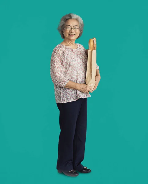 Mujer sosteniendo baguettes — Foto de Stock