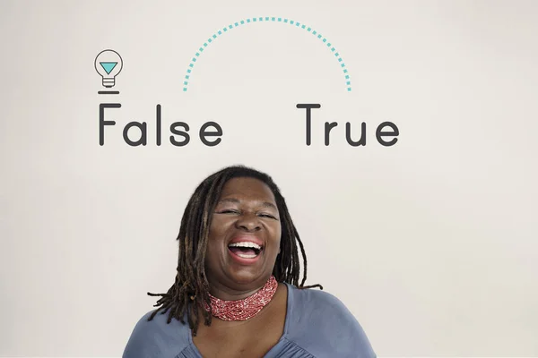 Сміється афроамериканська жінка — стокове фото