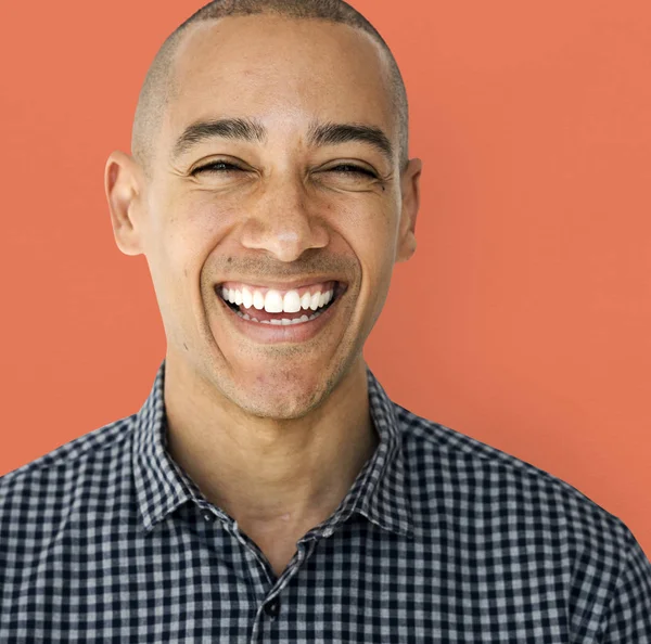Hombre de raza mixta sonriendo — Foto de Stock
