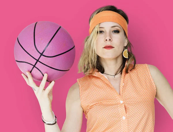 Mulher segurando basquete — Fotografia de Stock