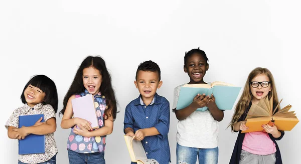 Kinder lesen Bücher — Stockfoto