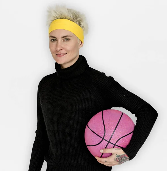 Kadın holding basketbol — Stok fotoğraf