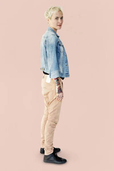 Blondynka w Kurtki jeansowe — Zdjęcie stockowe