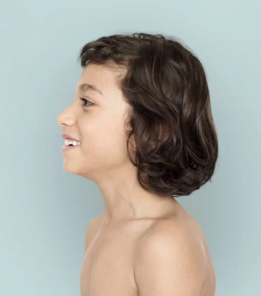 Glimlachend jongetje met blote borst — Stockfoto