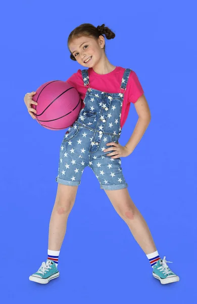 Дівчина тримає баскетбол — стокове фото